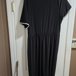 Tahari  NWT Elegant Black And White Jumper  with White Trim Size 2x